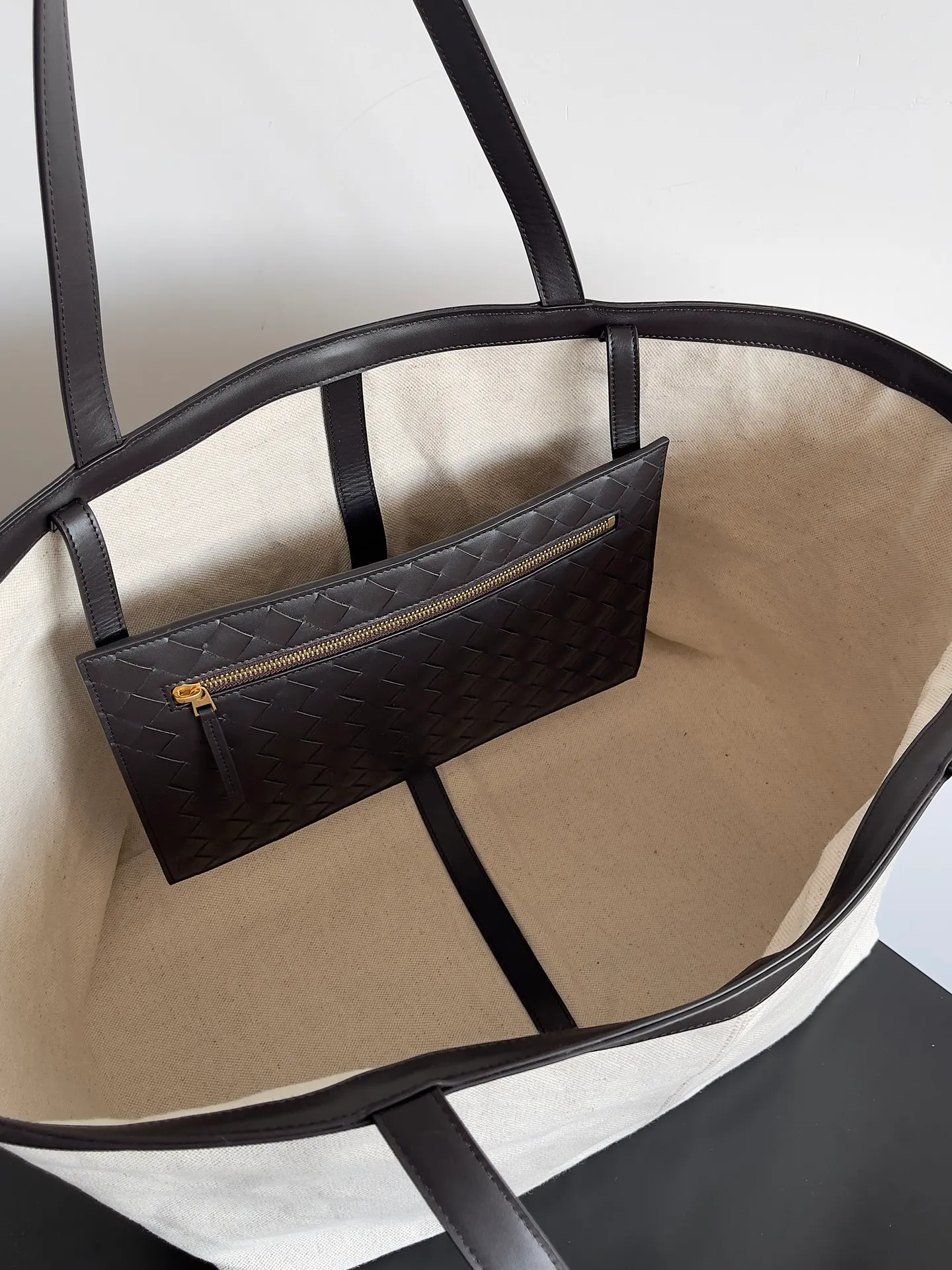 Batch 1960 BV 2023 Early Autumn New Tote Handbag Flip Flap || Deconstructing the classic, the most simple and utilitarian item, it can also have dual styles. Woven pockets 🉑 inside and outside folding, really cool, simple and utilitarian item, a must-have for travel, commuting, traveling, and taking care of a baby. Xiaohongshu's hot style, the appearance is retro and fashionable, not inferior to the full leather model at all. Style number: 754915 Size: 60*27*33cm